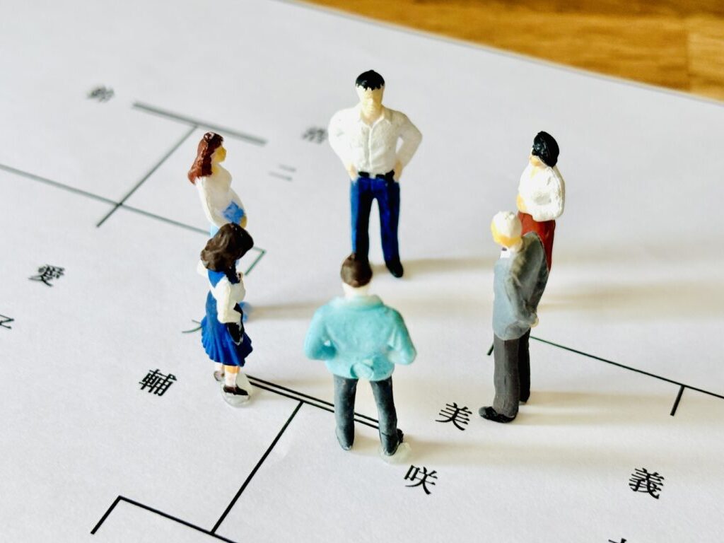 家系図の上に人形