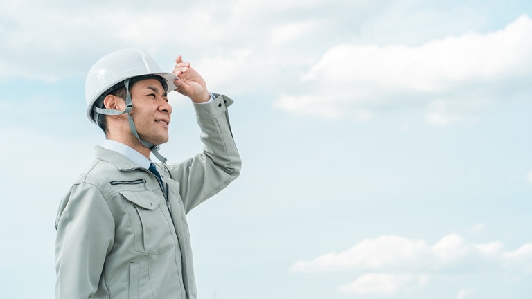 ヘルメットの男性